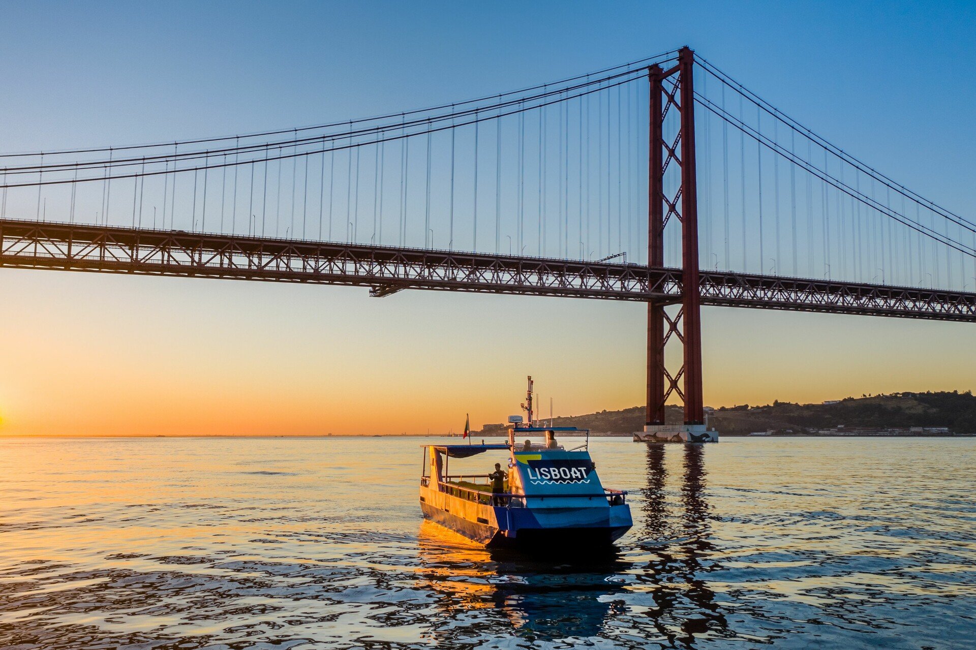 Lisbon Walking Tour + Hop-on Hop-off River Cruise